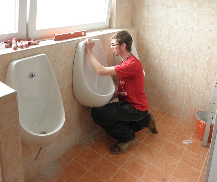 montáž pisoáru 